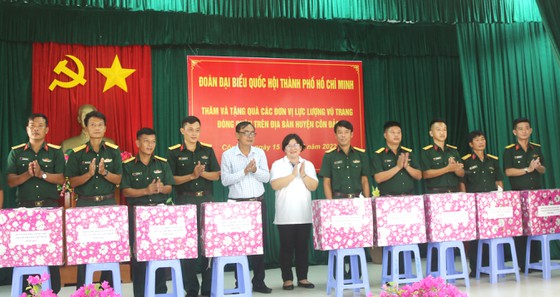 HCMC’s NA deputies present gifts to soldiers on Con Dao Islands